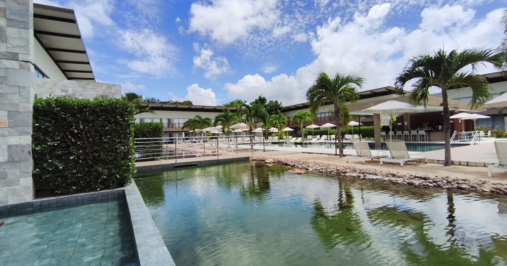 Quais são os benefícios de hotéis de luxo para turistas exigentes