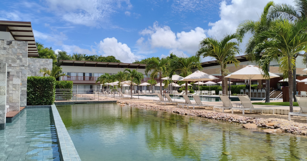 Quais são os benefícios de hotéis de luxo para turistas exigentes